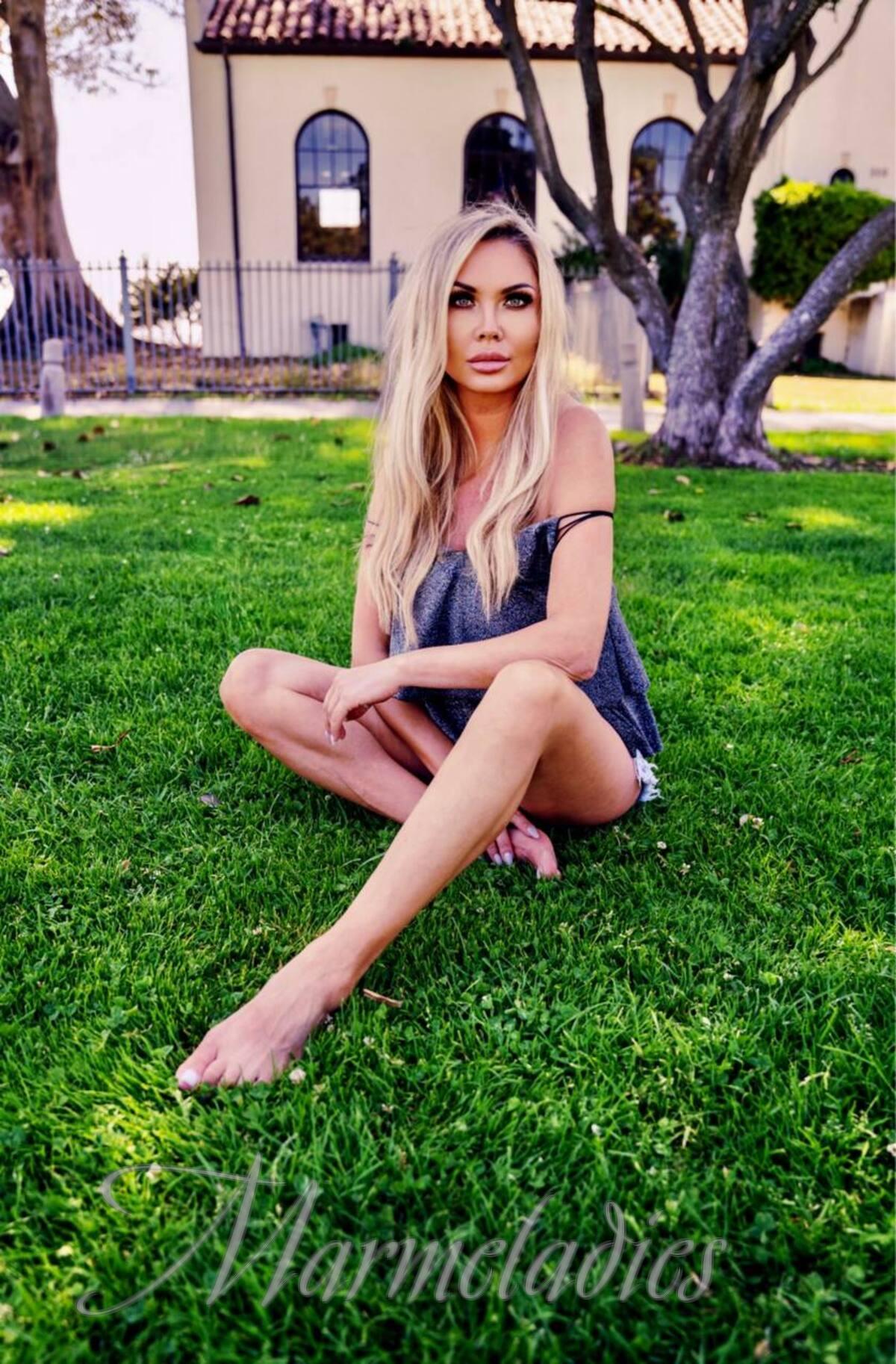 Beautiful woman Elena, 43 yrs.old from Edgewater, United States