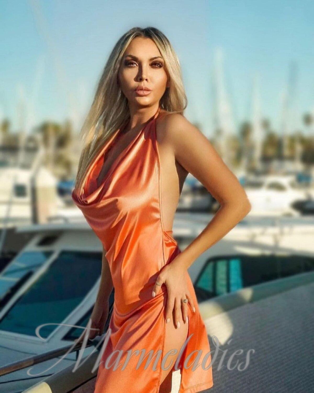 Single bride Elena, 43 yrs.old from Edgewater, United States