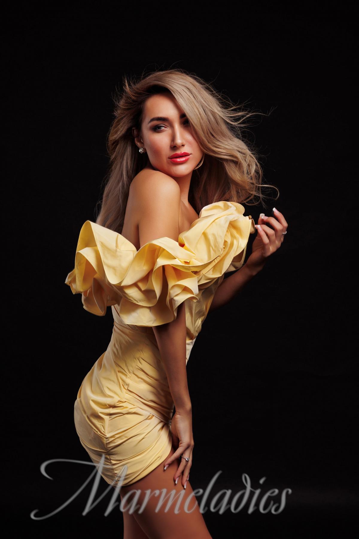 Sexy wife Irina, 36 yrs.old from Milan, Italy