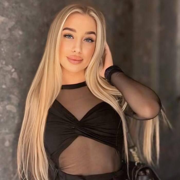 Sexy girlfriend Christina, 19 yrs.old from Chicago, United States