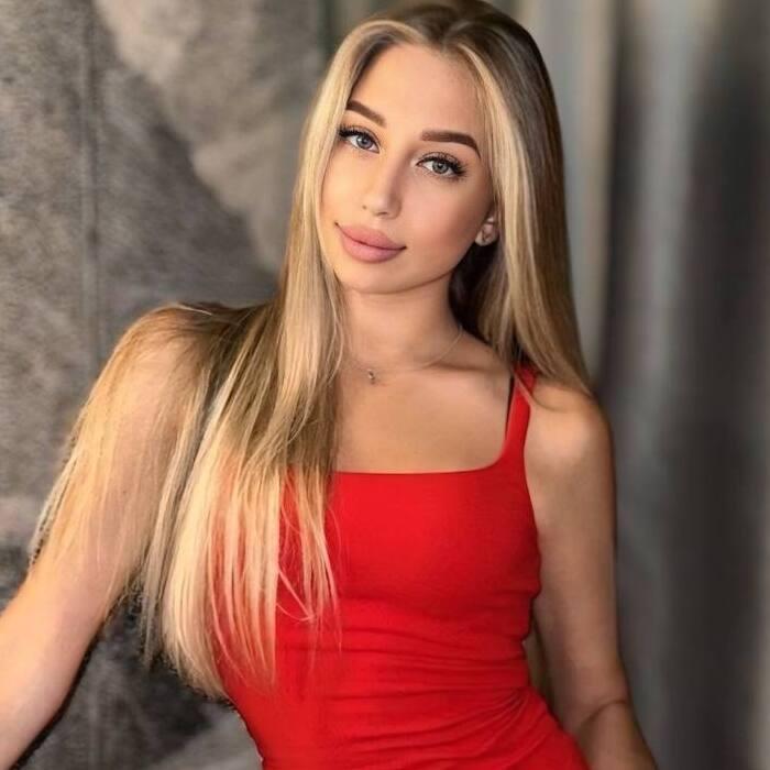 Pretty miss Christina, 18 yrs.old from Chicago, United States