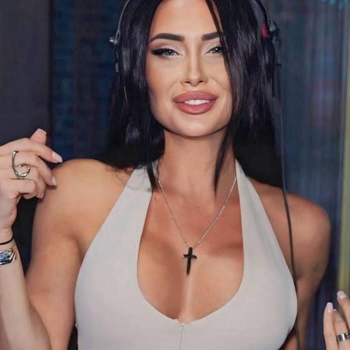 Pretty bride Julia, 34 yrs.old from Strasbourg, France