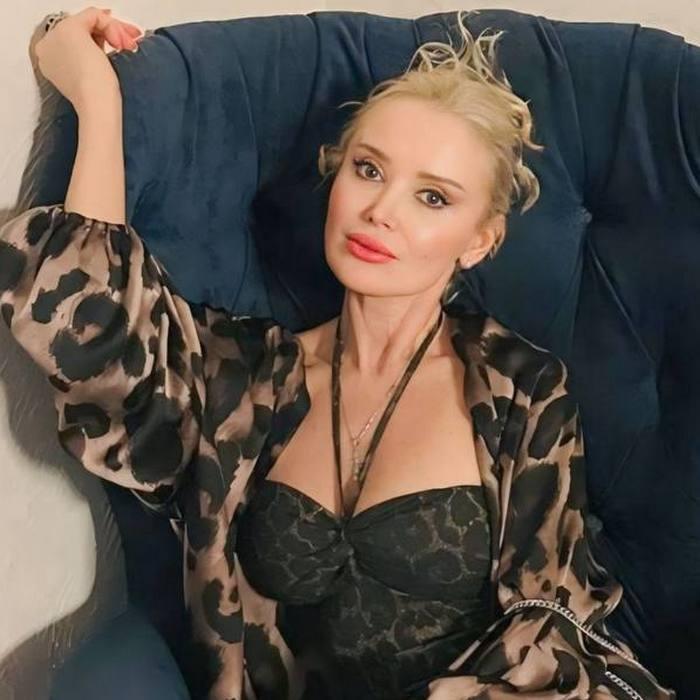 Beautiful miss Viktoria, 50 yrs.old from Chalon, France