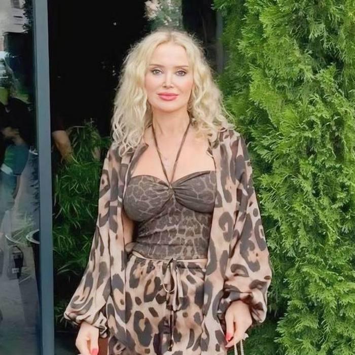 Sexy miss Viktoria, 50 yrs.old from Chalon, France