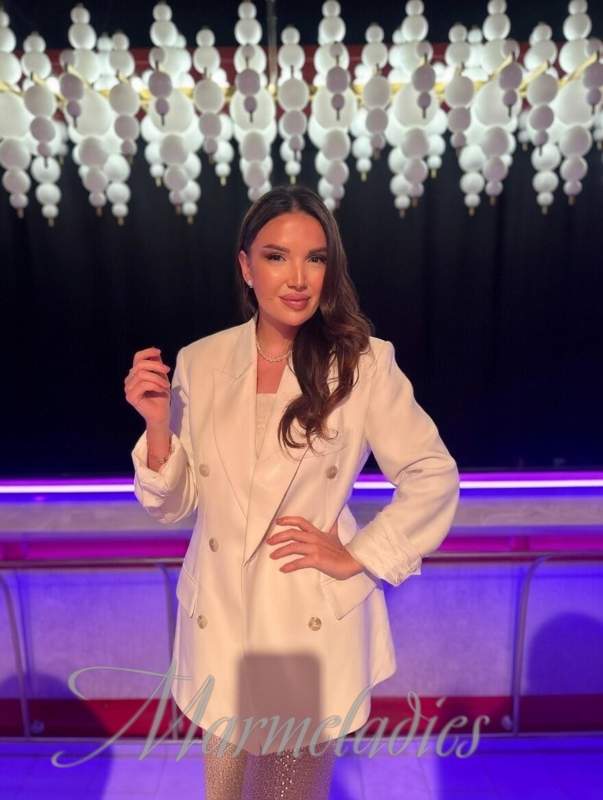 Gorgeous bride Zaure, 40 yrs.old from Almaty, Kazakhstan